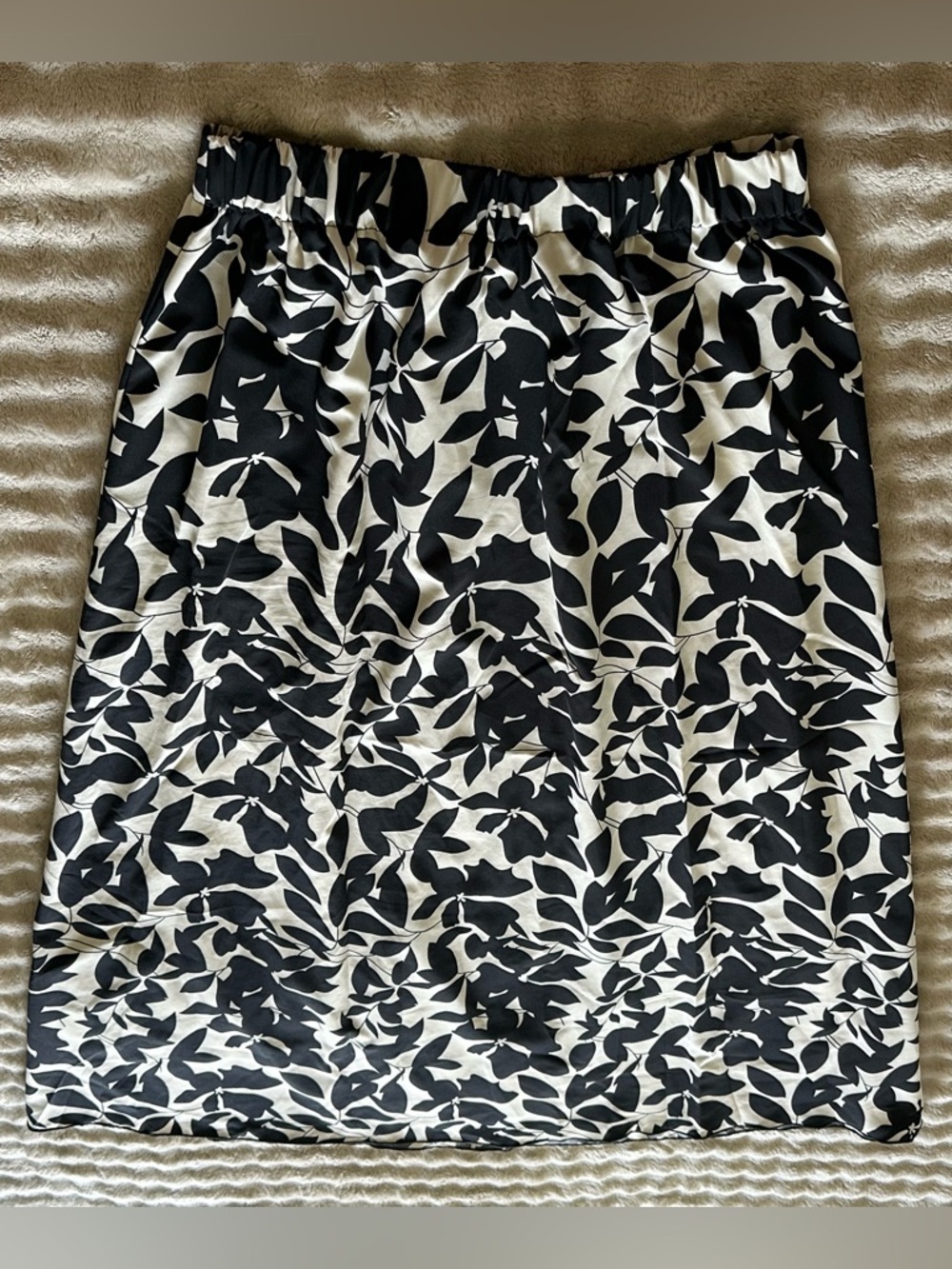 Black & White Floral Maxi Skirt – Size Large – EUC – Flowy & Versatile 🖤🤍 - Picture 6 of 6